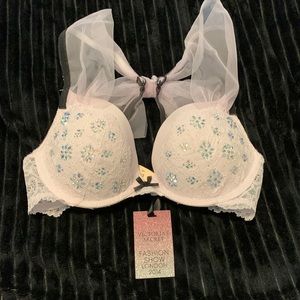 Victoria’s Secret Fashion Show London 2014 bra with velvet and tulle straps